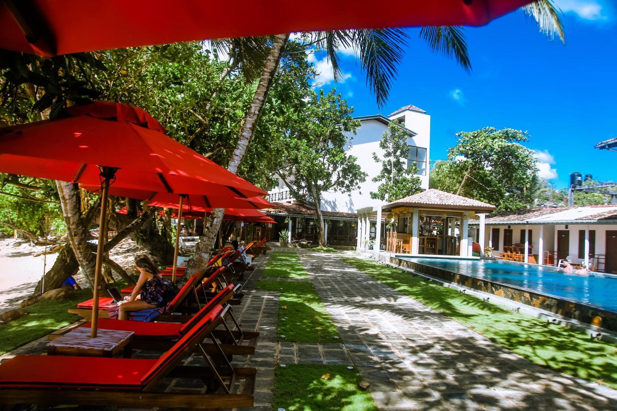 Surf Sea Breeze Hotel Mirissa Exterior photo