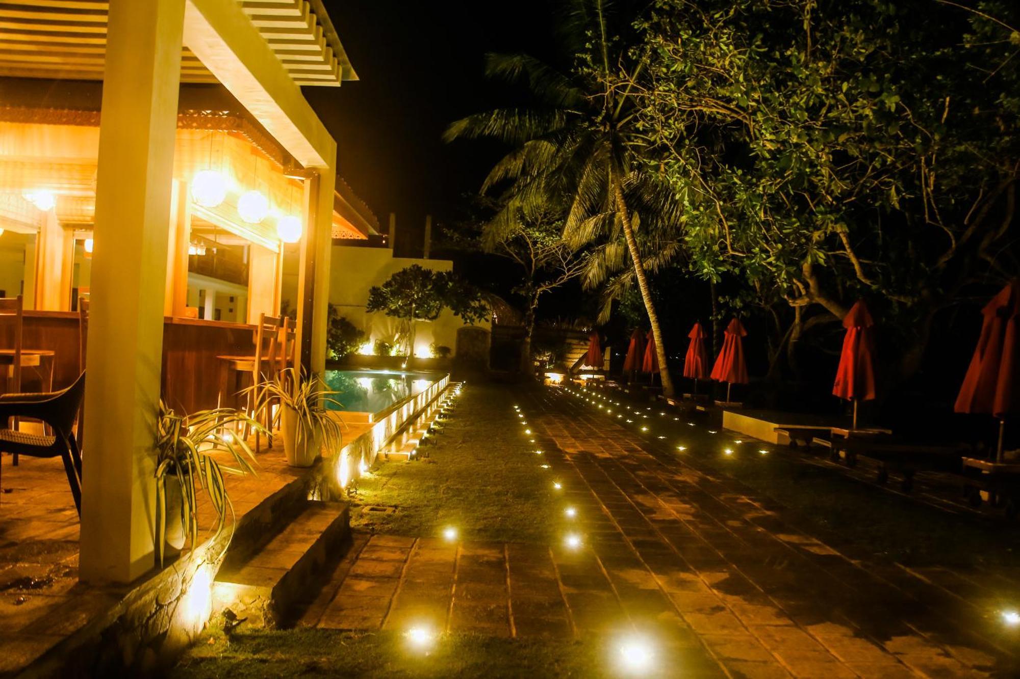 Surf Sea Breeze Hotel Mirissa Exterior photo